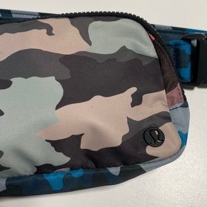 Lululemon everywhere/anywhere belt pouch